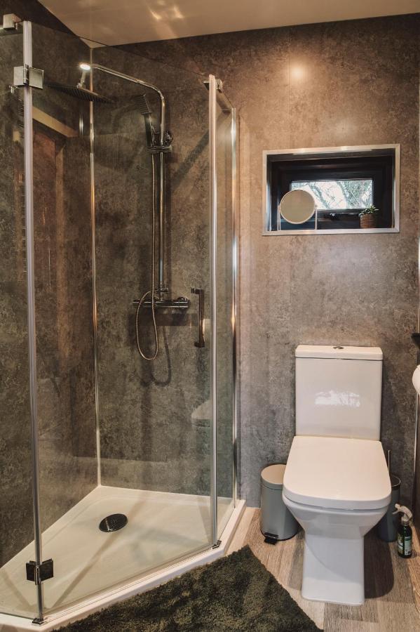Luxury Glamping Cabin With Outdoor Bath On Cornish Flower Farm トルーロー エクステリア 写真