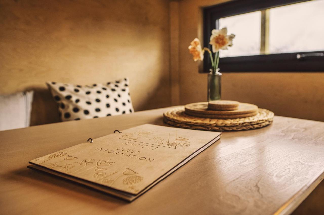 Luxury Glamping Cabin With Outdoor Bath On Cornish Flower Farm トルーロー エクステリア 写真