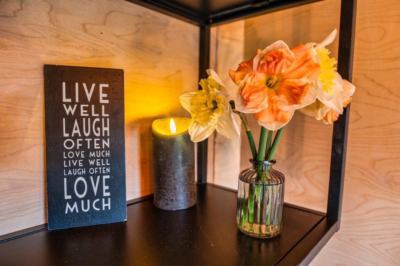 Luxury Glamping Cabin With Outdoor Bath On Cornish Flower Farm トルーロー エクステリア 写真