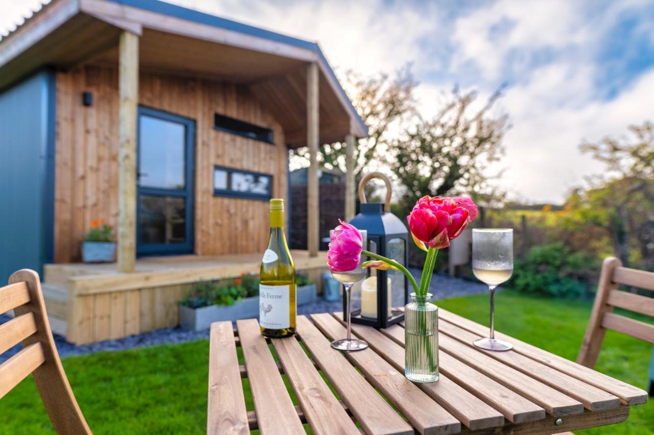 Luxury Glamping Cabin With Outdoor Bath On Cornish Flower Farm トルーロー エクステリア 写真