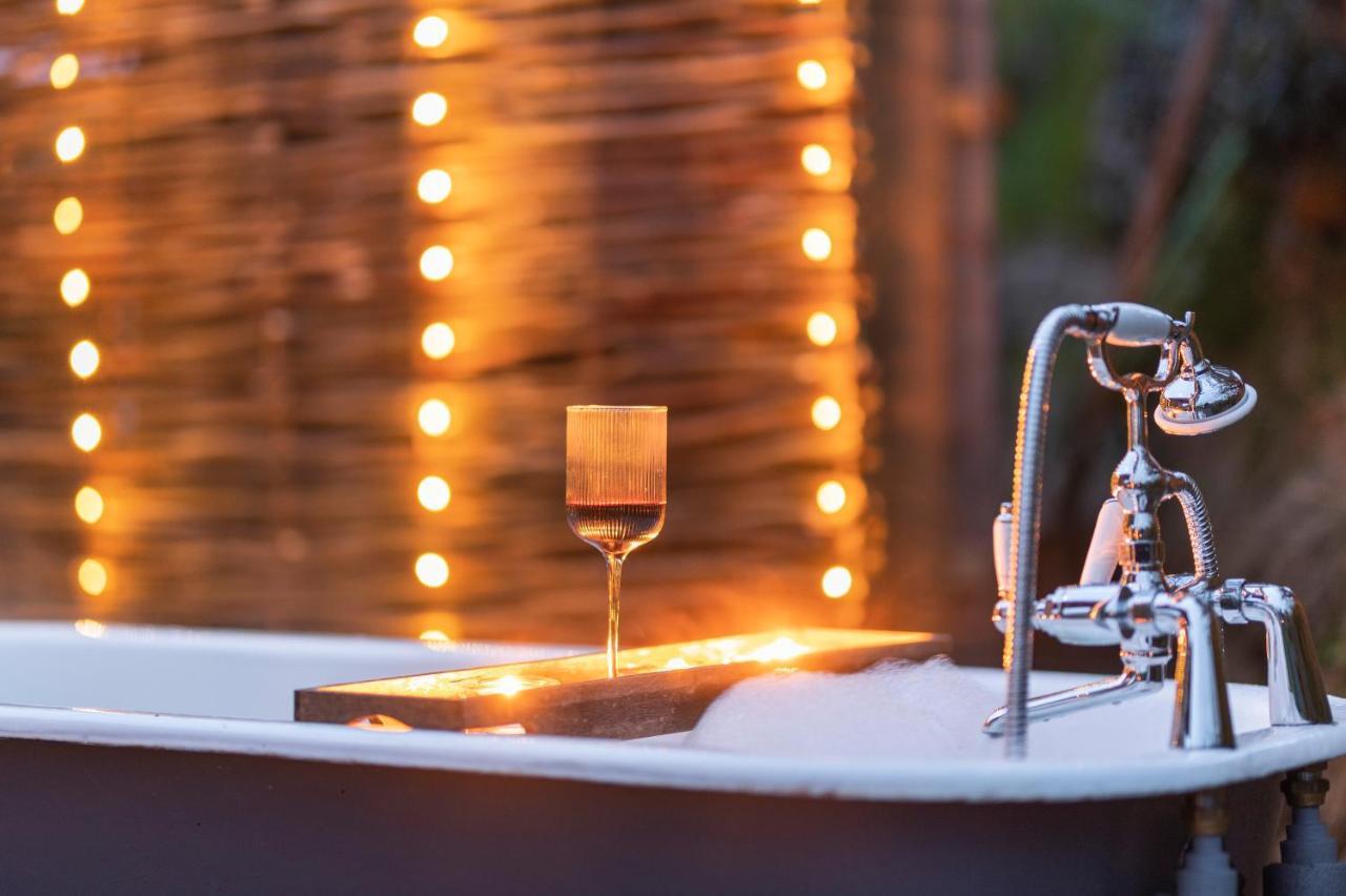Luxury Glamping Cabin With Outdoor Bath On Cornish Flower Farm トルーロー エクステリア 写真