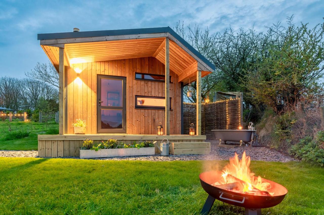 Luxury Glamping Cabin With Outdoor Bath On Cornish Flower Farm トルーロー エクステリア 写真