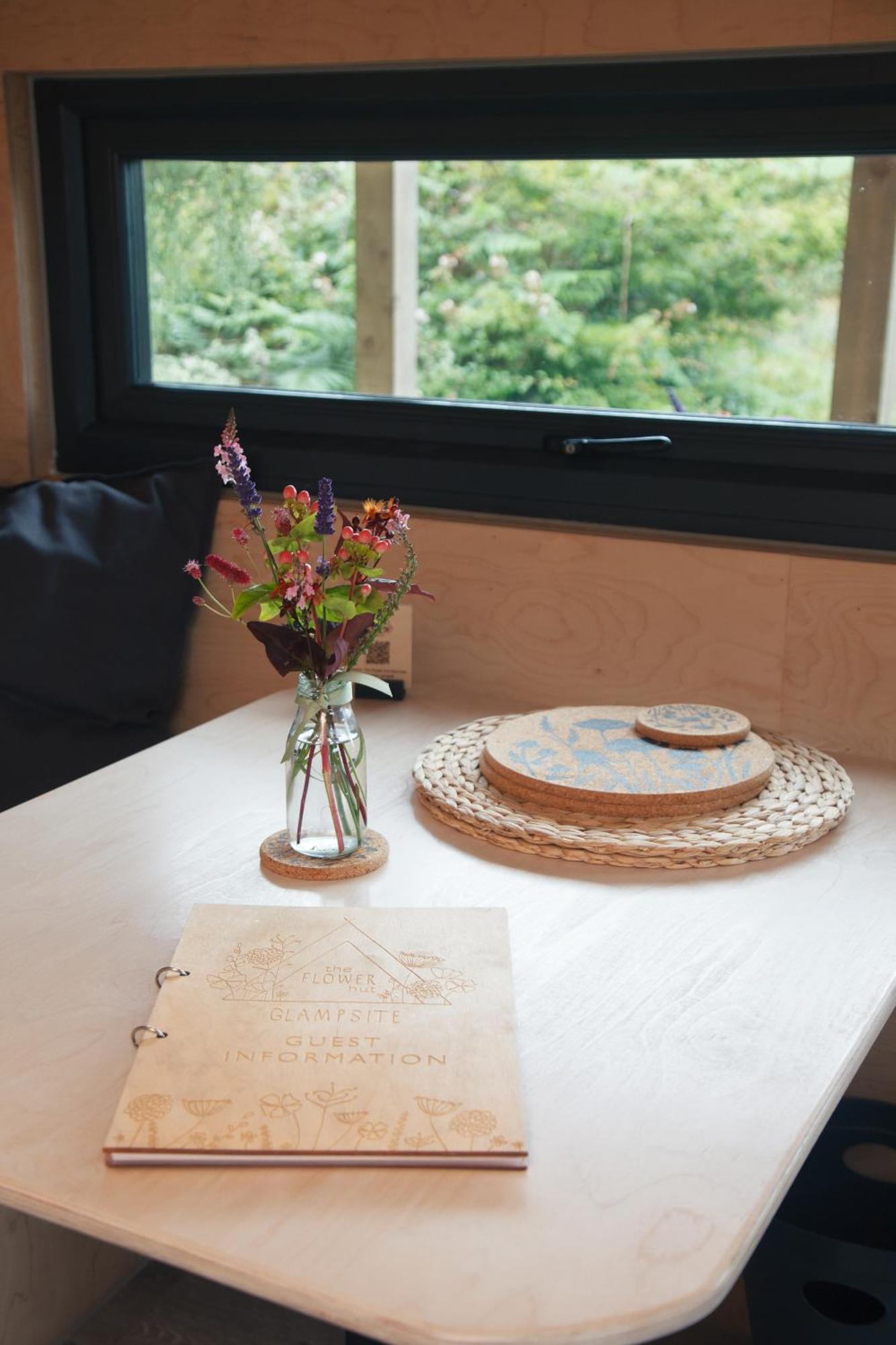 Luxury Glamping Cabin With Outdoor Bath On Cornish Flower Farm トルーロー エクステリア 写真